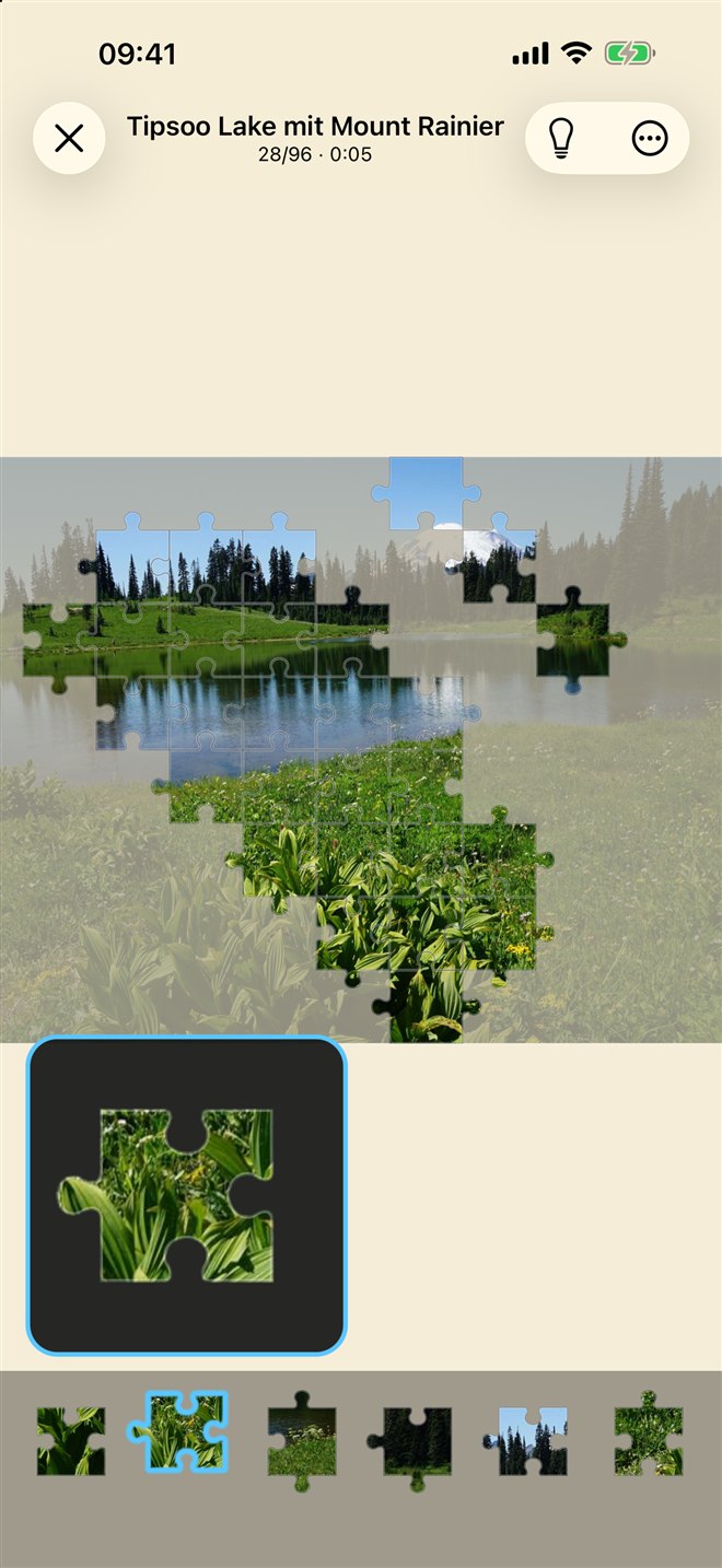 Deutsche Spielansicht eines Natur-Puzzles mit Arbeitsfläche und Teileablage