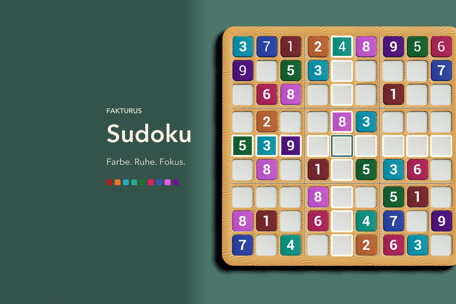 Farbiges Sudoku-Holzbrett auf grünem Hintergrund aus dem Produktmotiv von Fakturus Sudoku